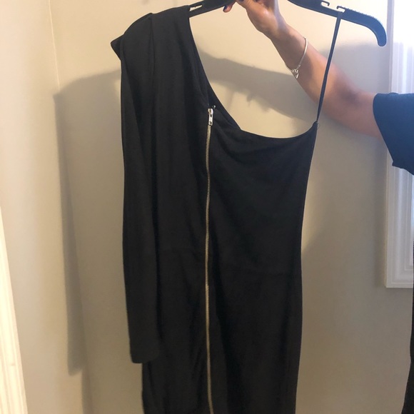 Bebe. One sleeve black dress - Picture 3 of 3